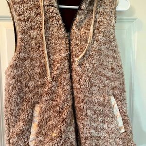 Sherpa zip up vest. Mauve/ Burgandy